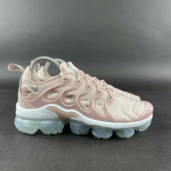size 7.5 womens vapormax plus